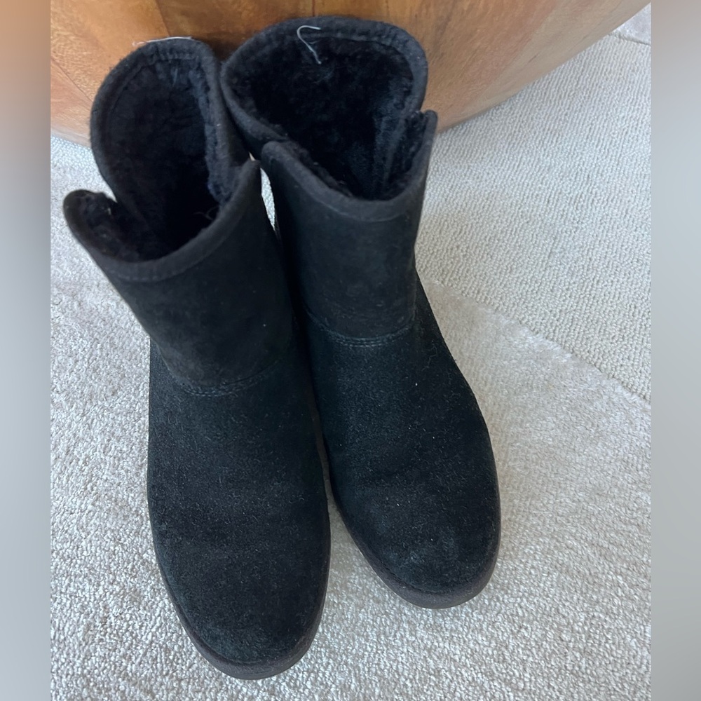 Black short Ugg with small platform